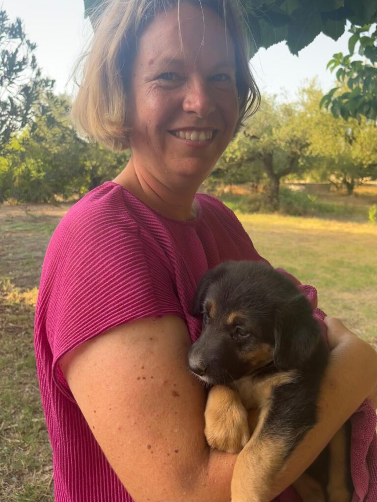 Annemiek houdt een Griekse rescue pup vast